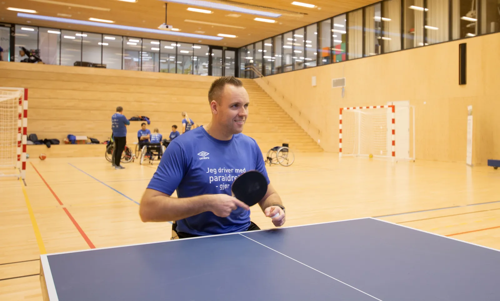 Tommys Bordtennisskole i gymsalen