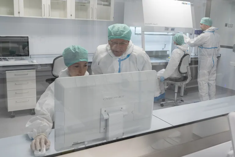 Employees in Ex vivo facility